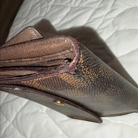 LV. AuthentiTextured Brown Leather Wallet - Picture 10 of 16